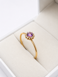Anillo de amatista oval con halo de diamantes en oro 14k