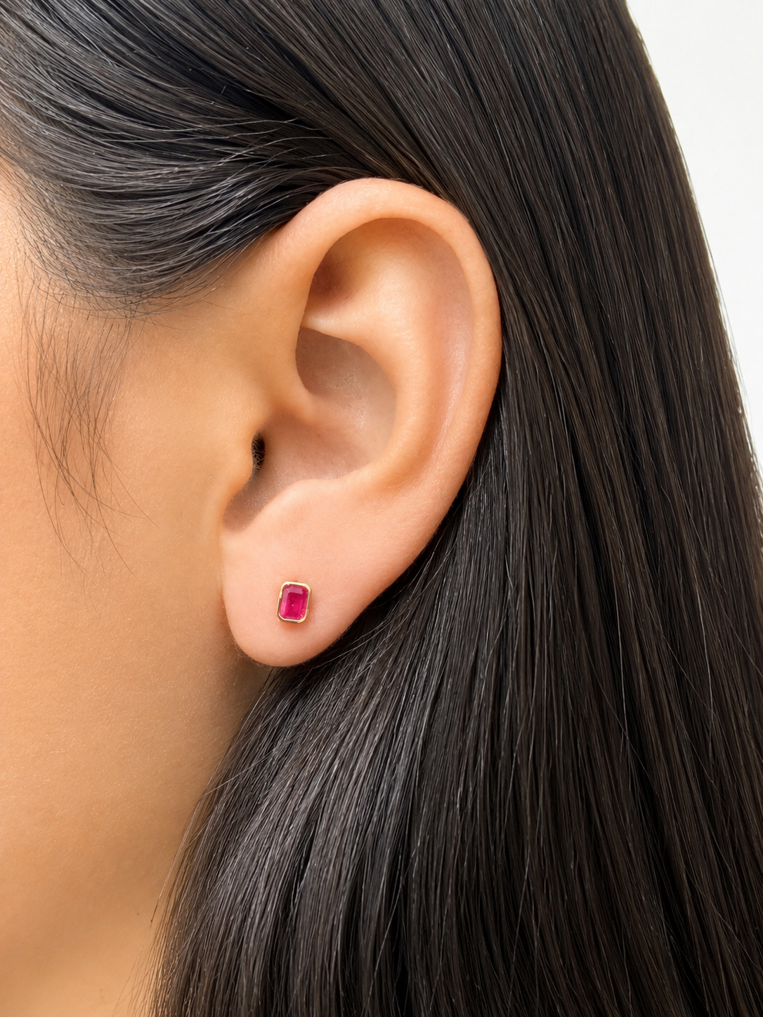 Arete mini de rubí en oro 14k