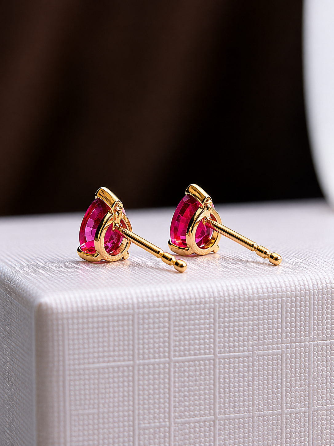 Arete mini gota de rubí en oro 14k