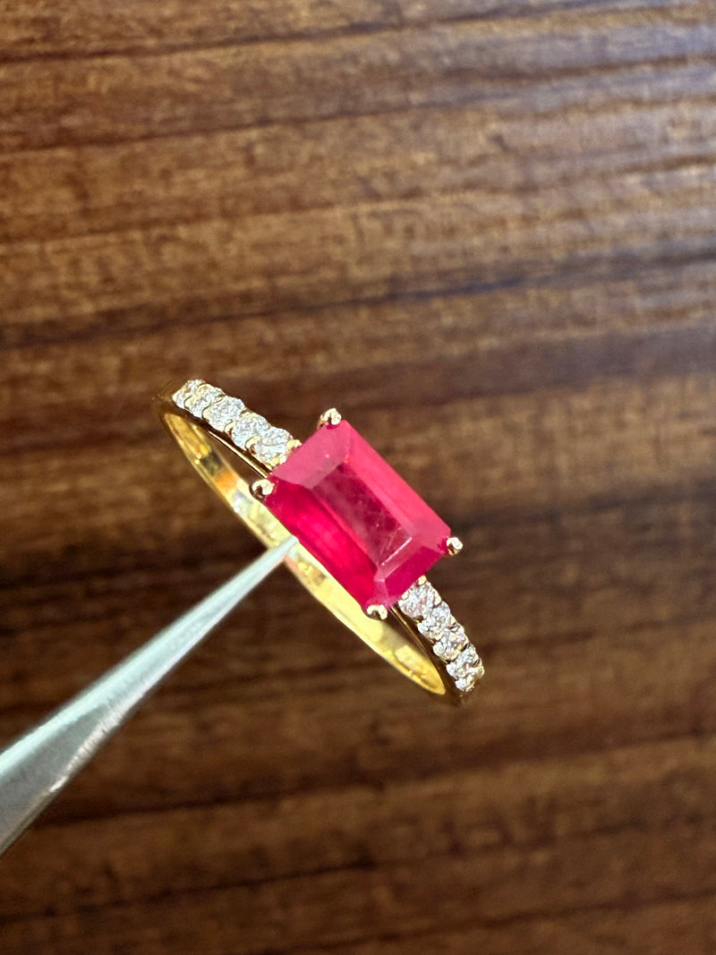 Anillo Rubí y diamantes
