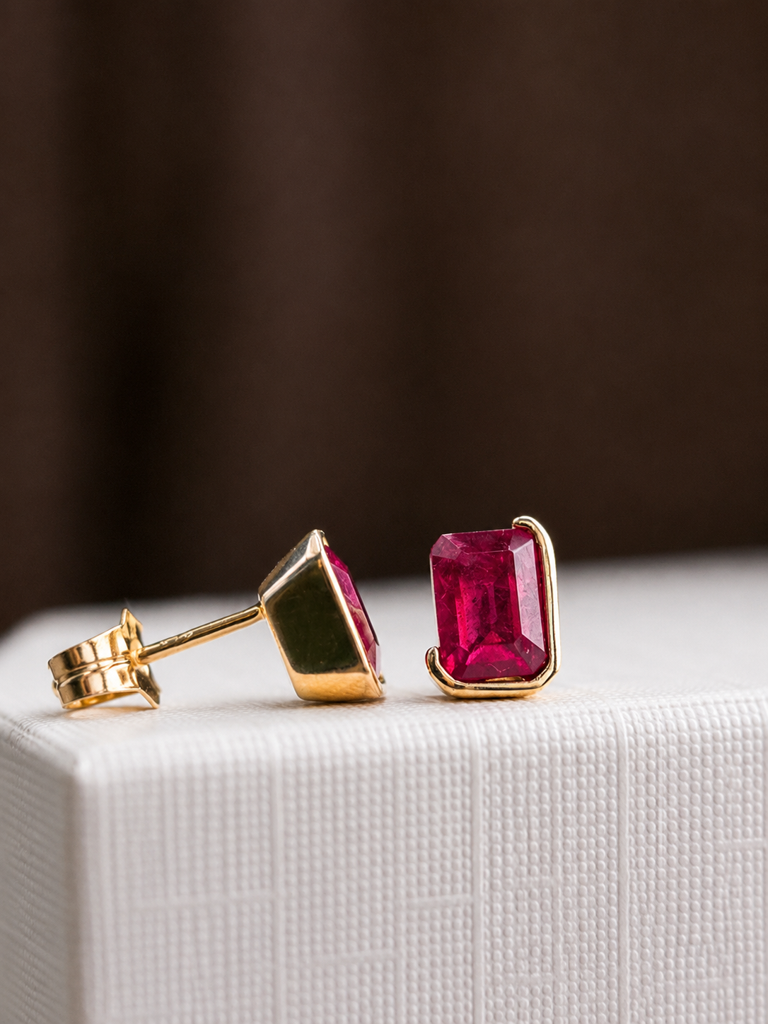 Arete de rubí medio biselado en oro 14k