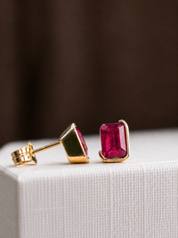 Arete de rubí medio biselado en oro 14k
