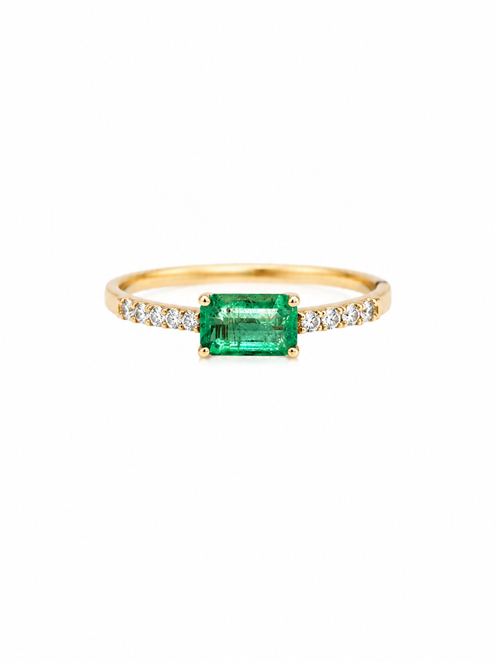 Anillo de esmeralda con diamantes naturales en oro 14k
