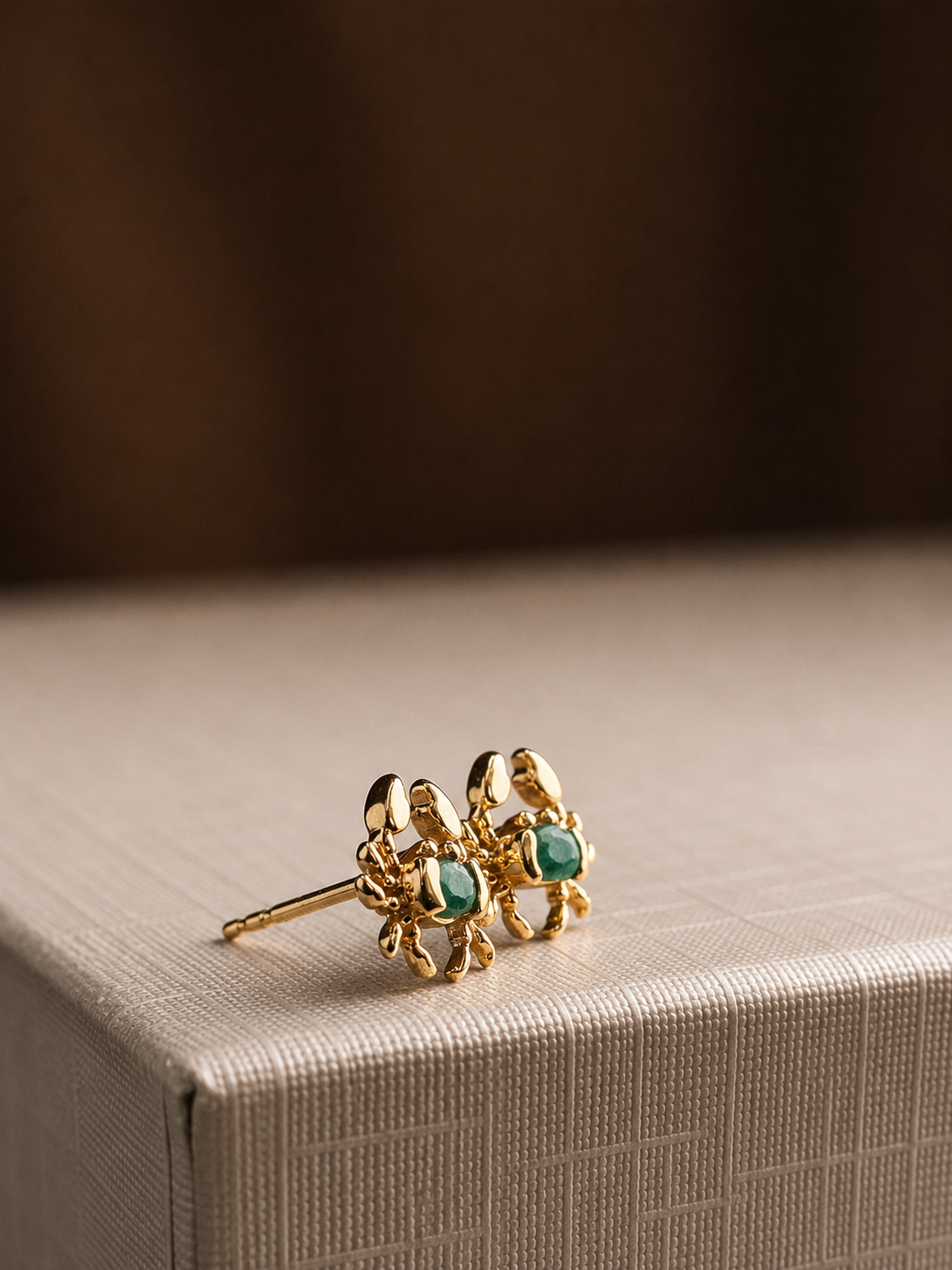 Arete cangrejo esmeralda en oro 14k