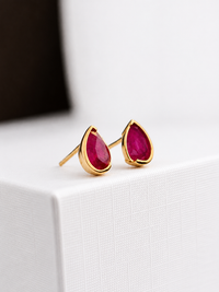 Arete de gota Rubí medio biselado en oro 14k