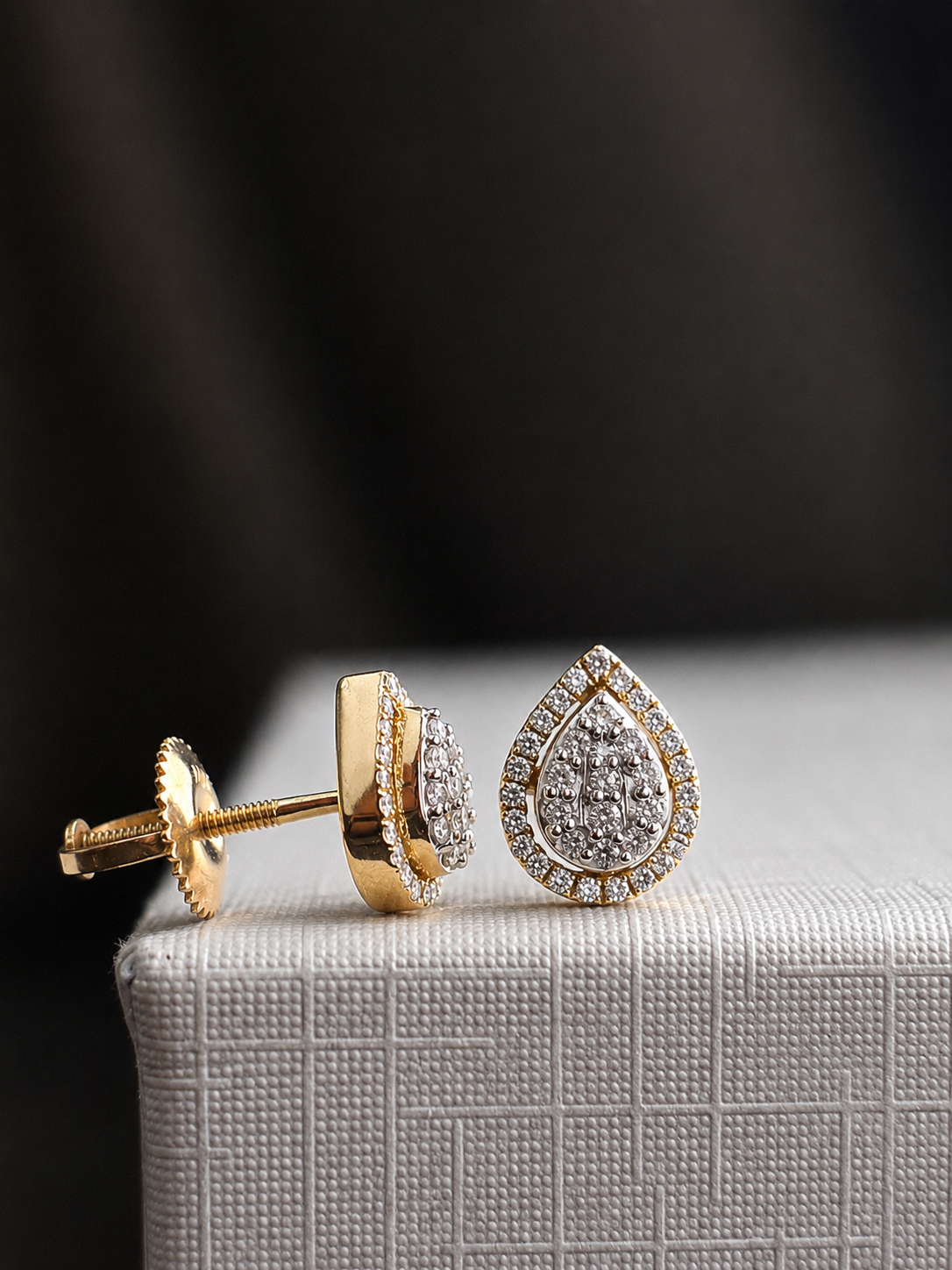 Aretes gota de diamantes naturales en oro 10k