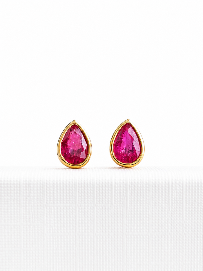 Arete gota  de rubí biselado en oro 14k