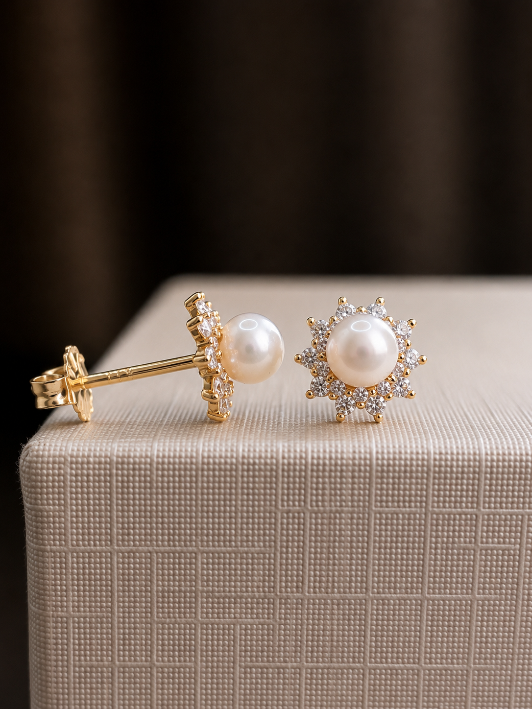 Aretes de perla con halo de diamantes en oro 14k