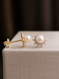 Aretes de perla con halo de diamantes en oro 14k