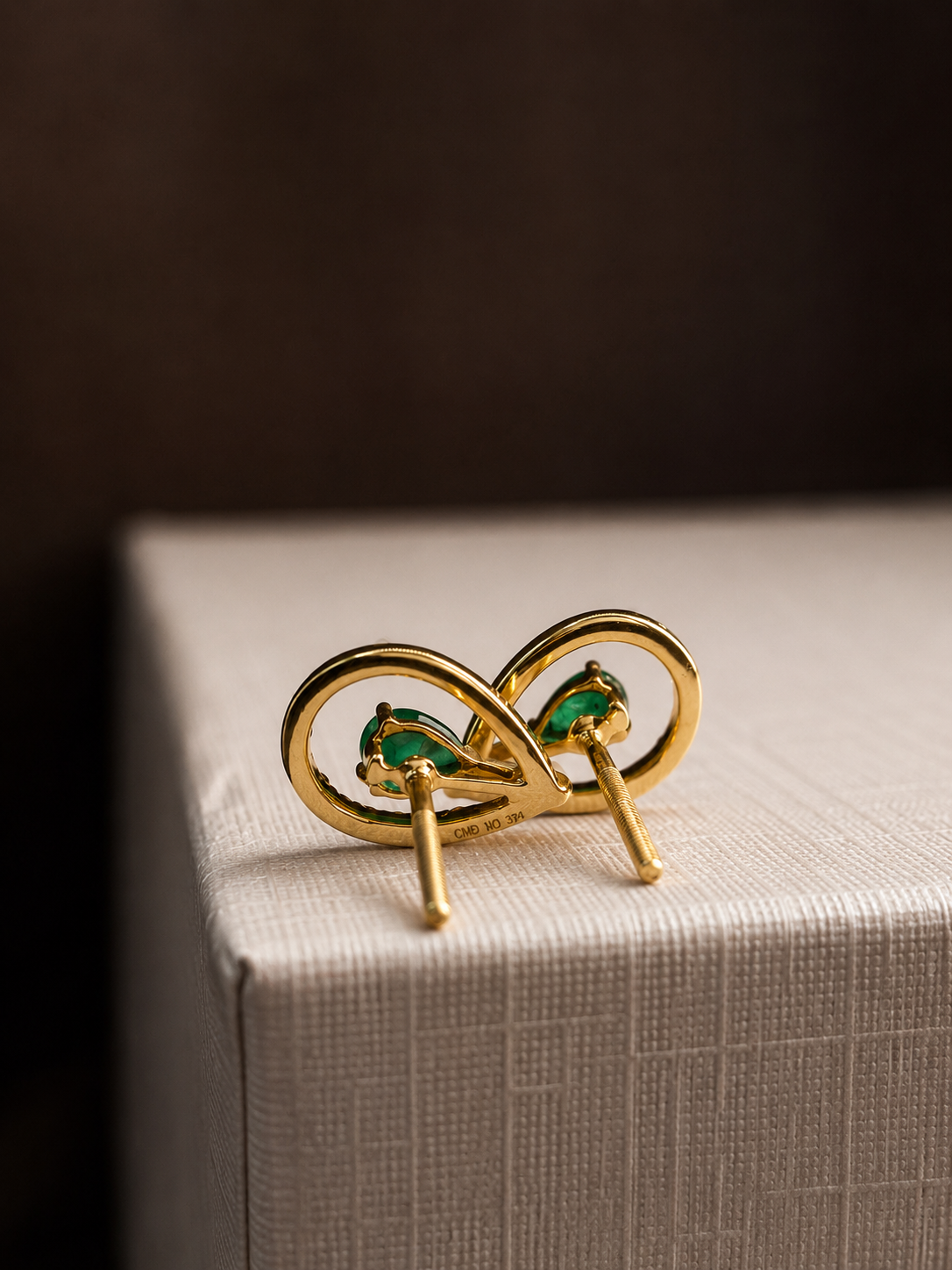 Arete gota de esmeralda con diamantes naturales en oro 14k