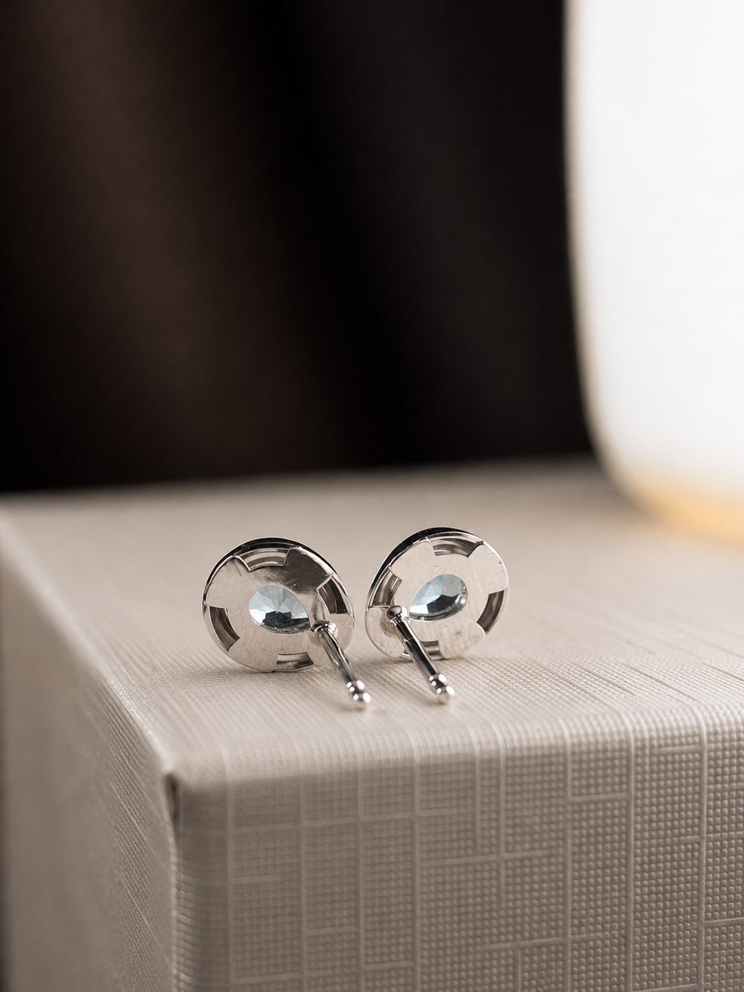 Arete de aguamarina biselado en oro blanco 14k