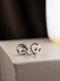 Arete de aguamarina biselado en oro blanco 14k