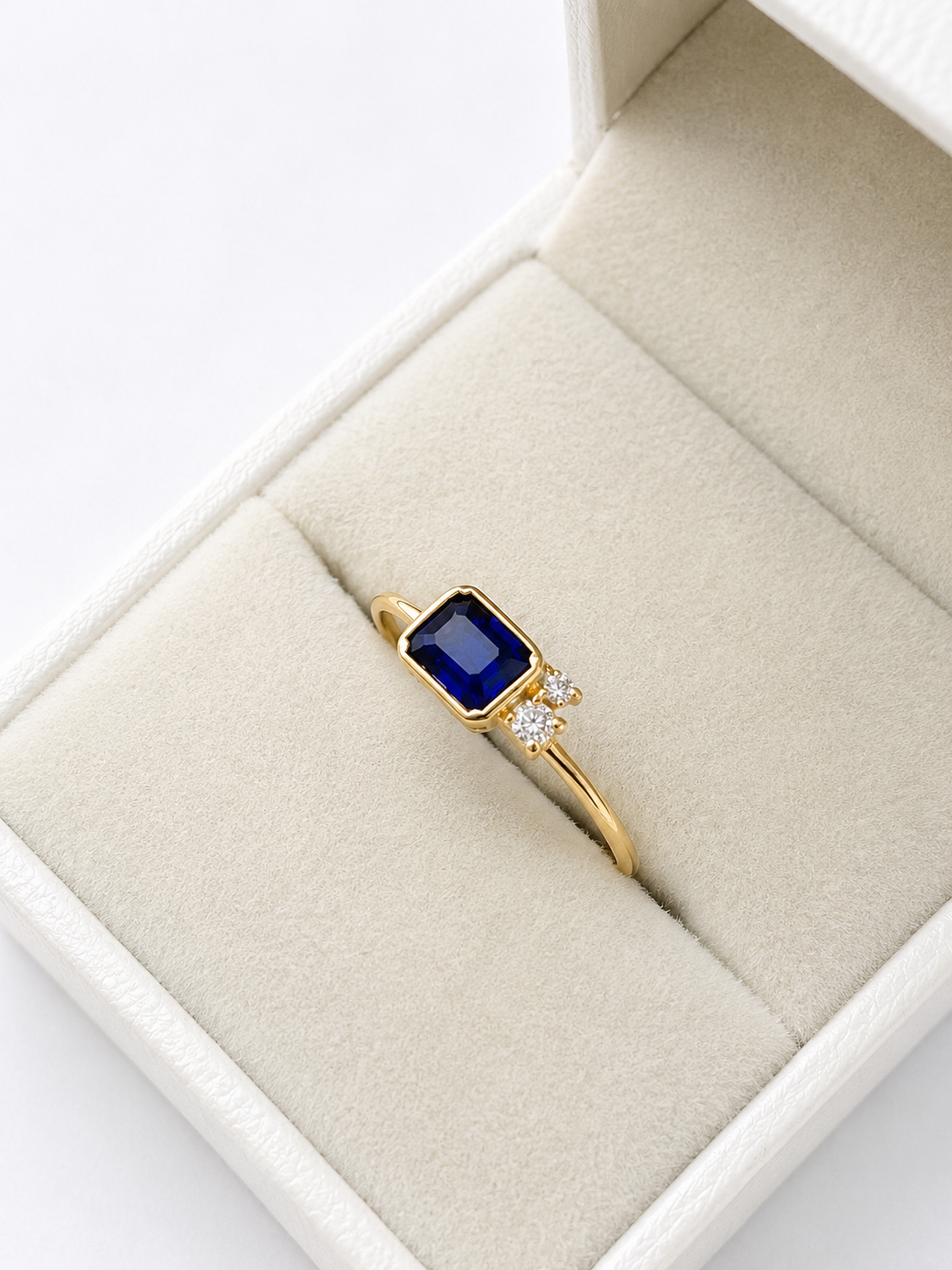 Anillo de zafiro con 2 mini diamantes en oro 14k