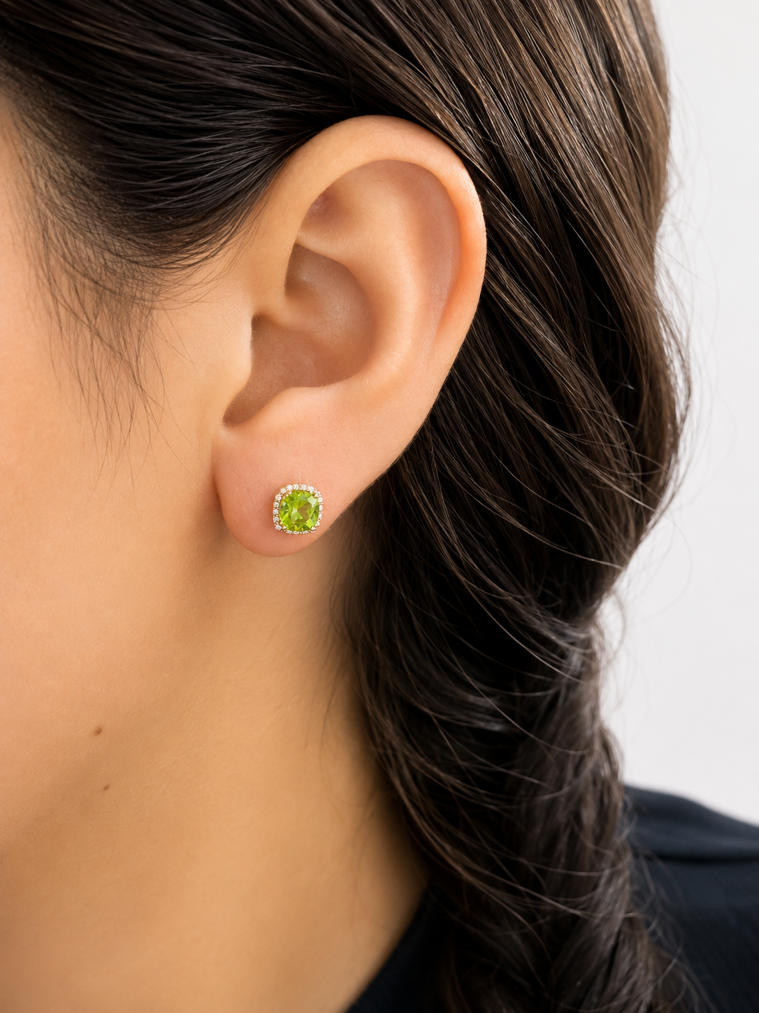 Arete de peridoto con halo de diamantes en oro 14k