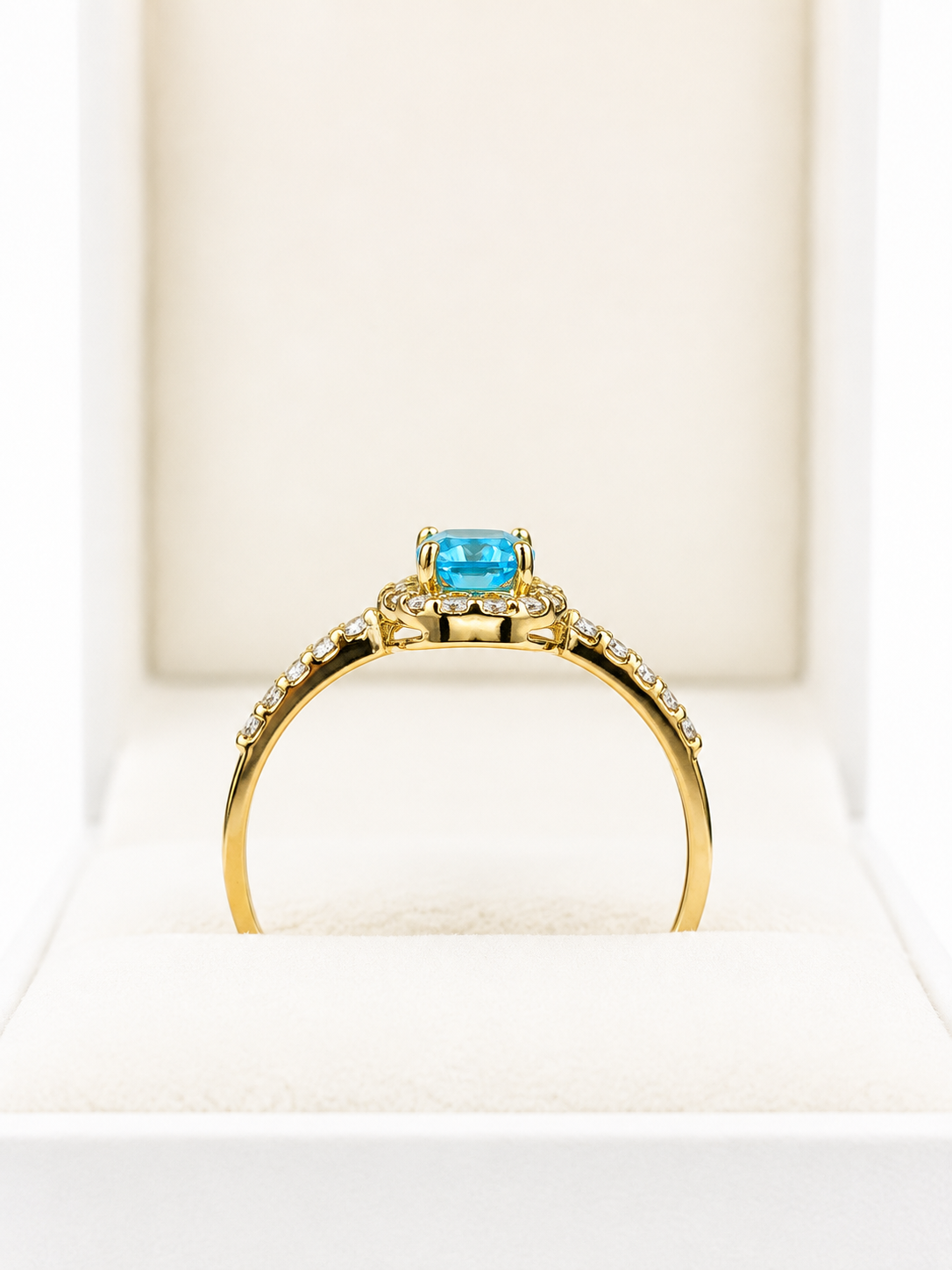 Anillo oval aguamarina con halo de diamantes en oro 14k