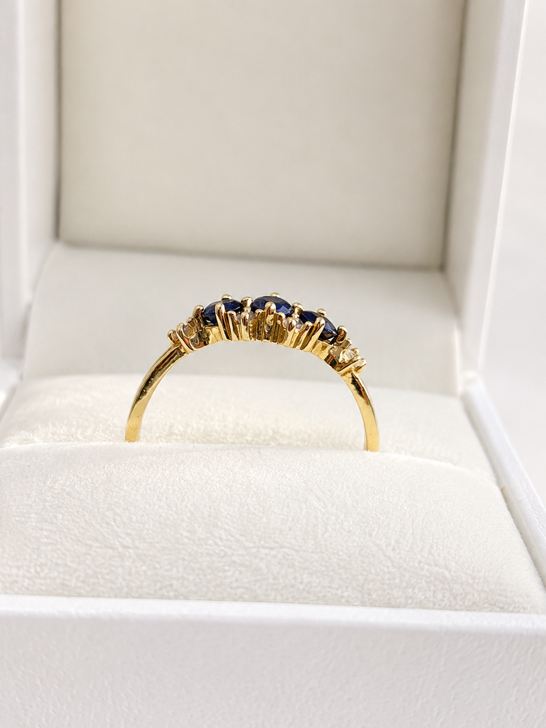 Anillo de 3 zafiros y diamantes en oro 14k