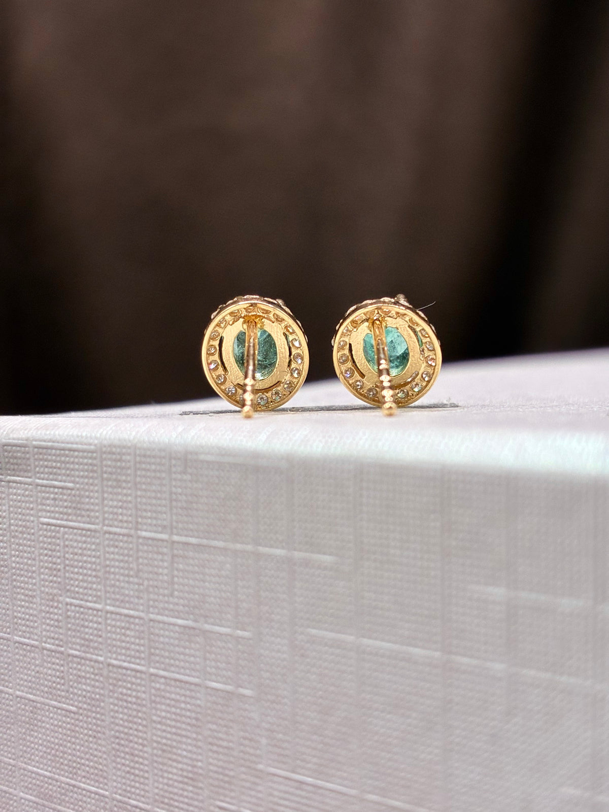 Arete de esmeralda con halo de diamantes oro 14k