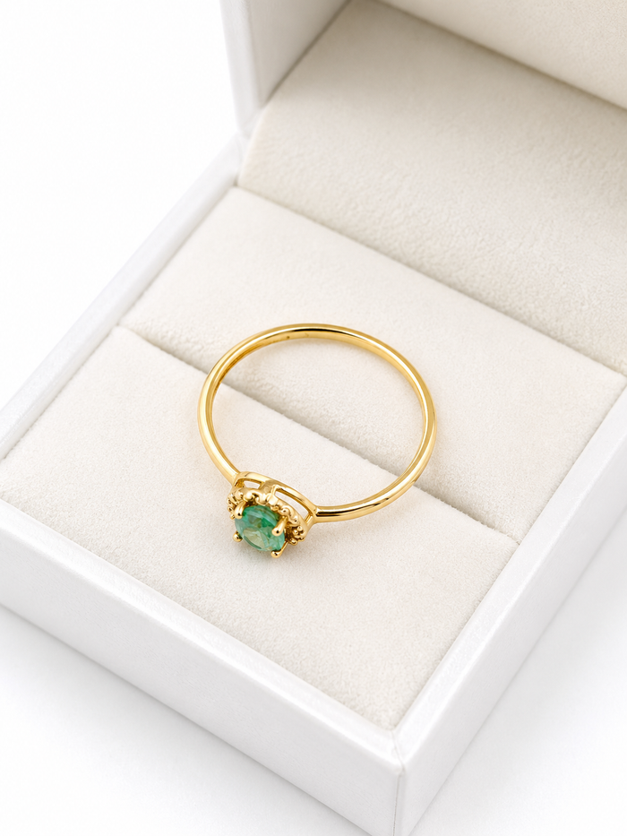 Anillo oval de esmeralda con halo de diamantes en oro 14k