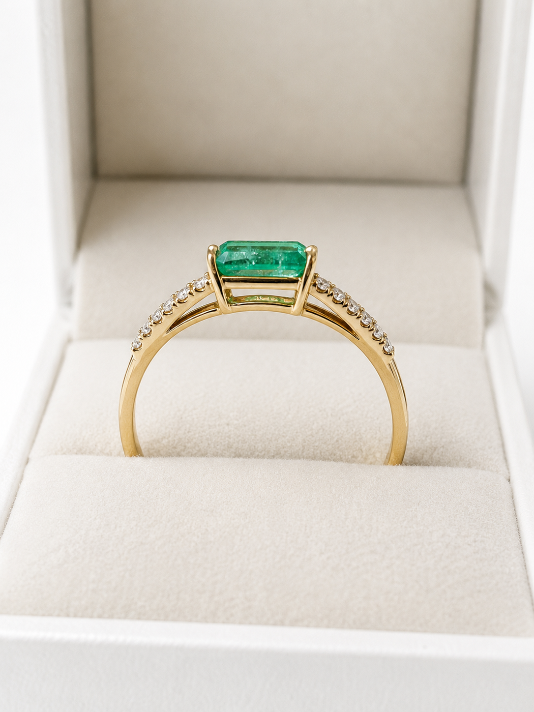 Anillo de esmeralda con diamantes naturales en oro 14k