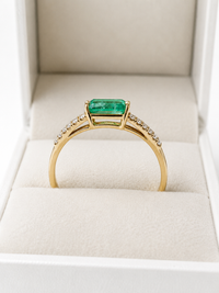 Anillo de esmeralda con diamantes naturales en oro 14k