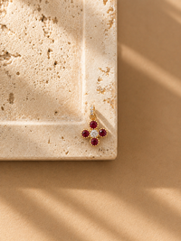 Dije de flor con rubí y diamante en oro de 14k
