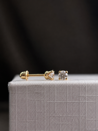 Aretes mini diamante natural en oro 14k