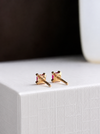 Arete mini de rubí en oro 10k