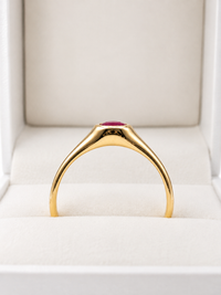 Anillo de rubi en gota bicelado en oro 14k