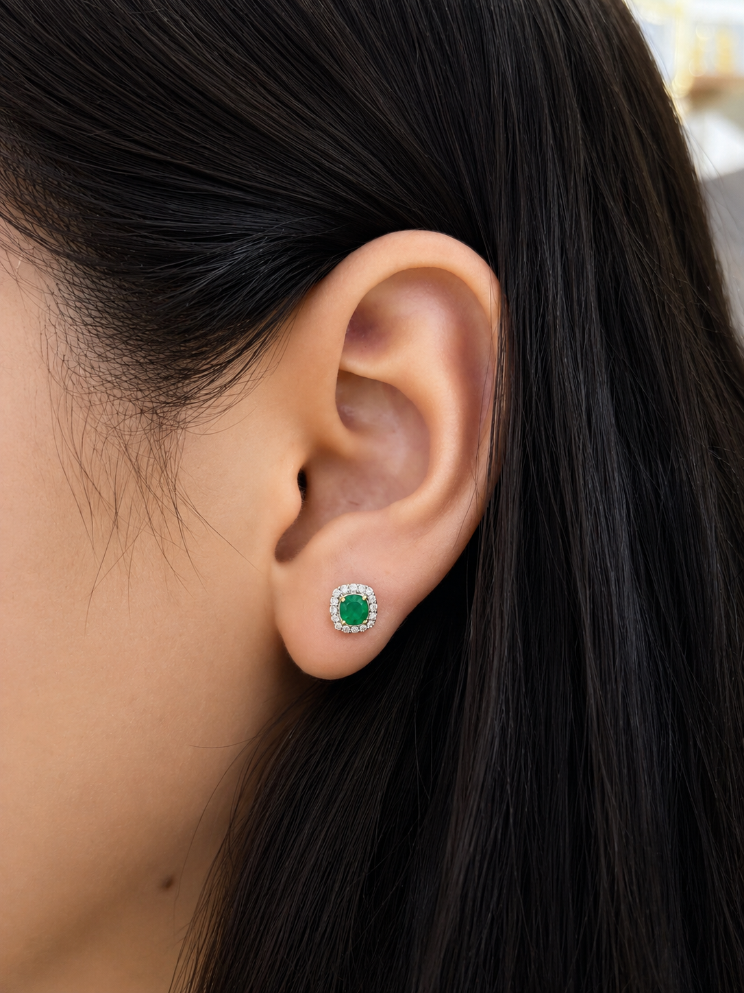 Aretes de esmeralda con halo de diamantes en oro 14k