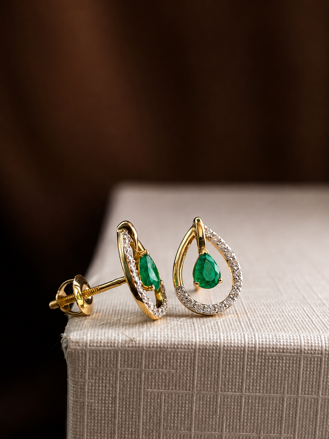 Arete gota de esmeralda con diamantes naturales en oro 14k