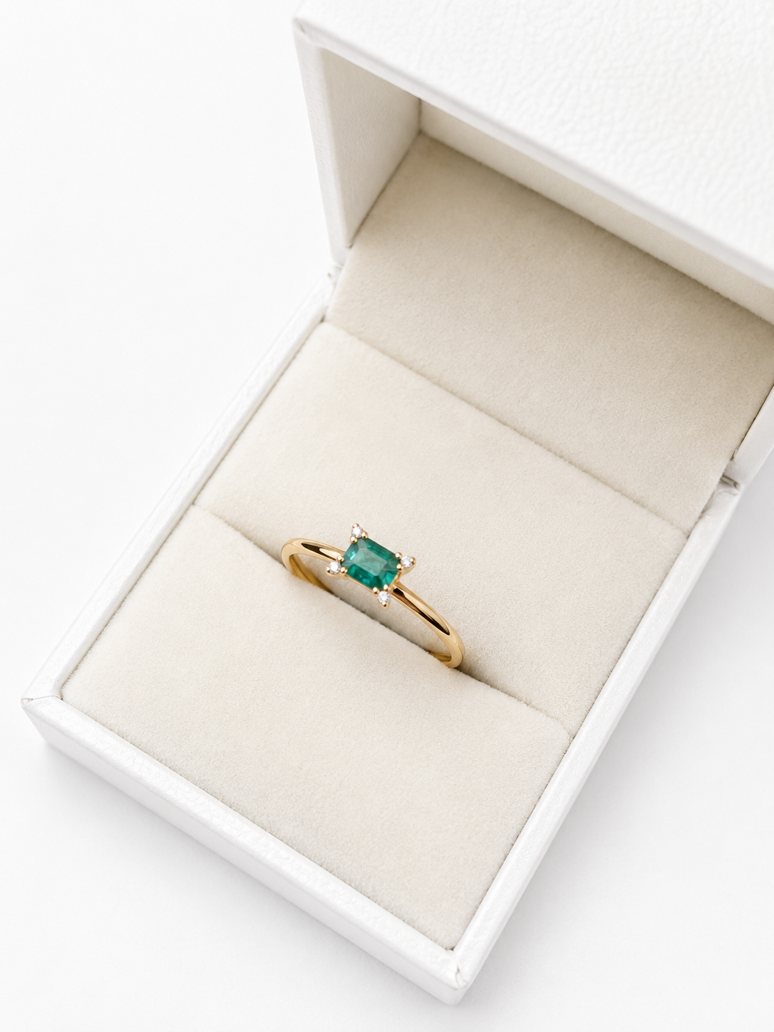 Anillo de esmeralda con 4 mini diamantes naturales en oro 14k