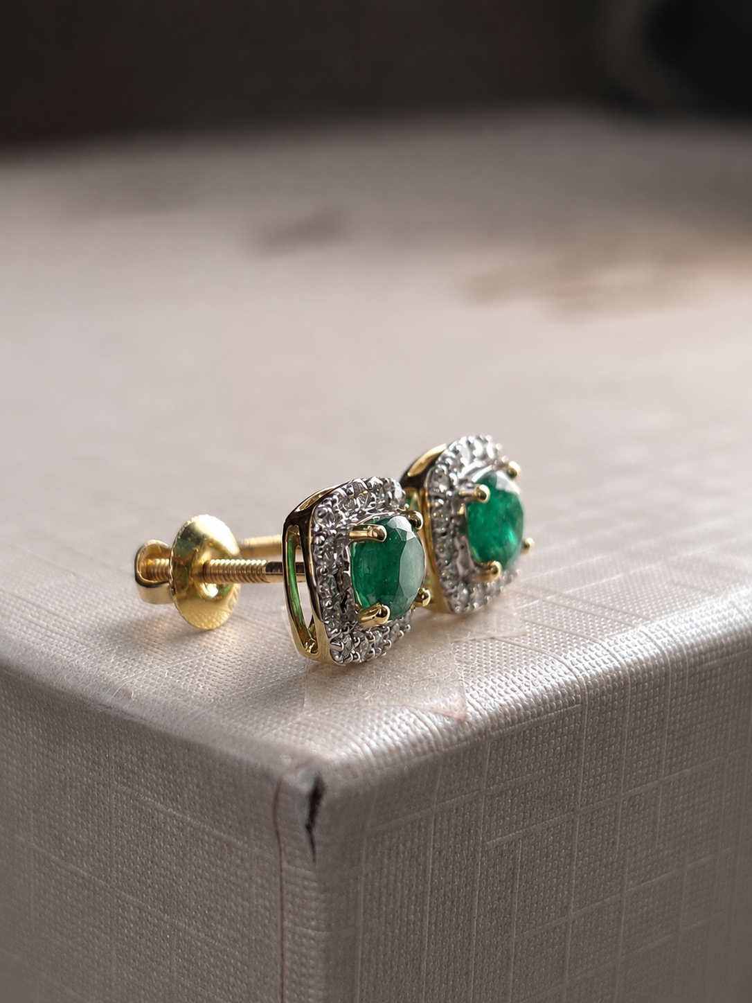Aretes de esmeralda con halo de diamantes en oro 14k