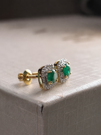 Aretes de esmeralda con halo de diamantes en oro 14k