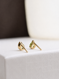 Arete mini gota peridoto medio biselado oro 14k