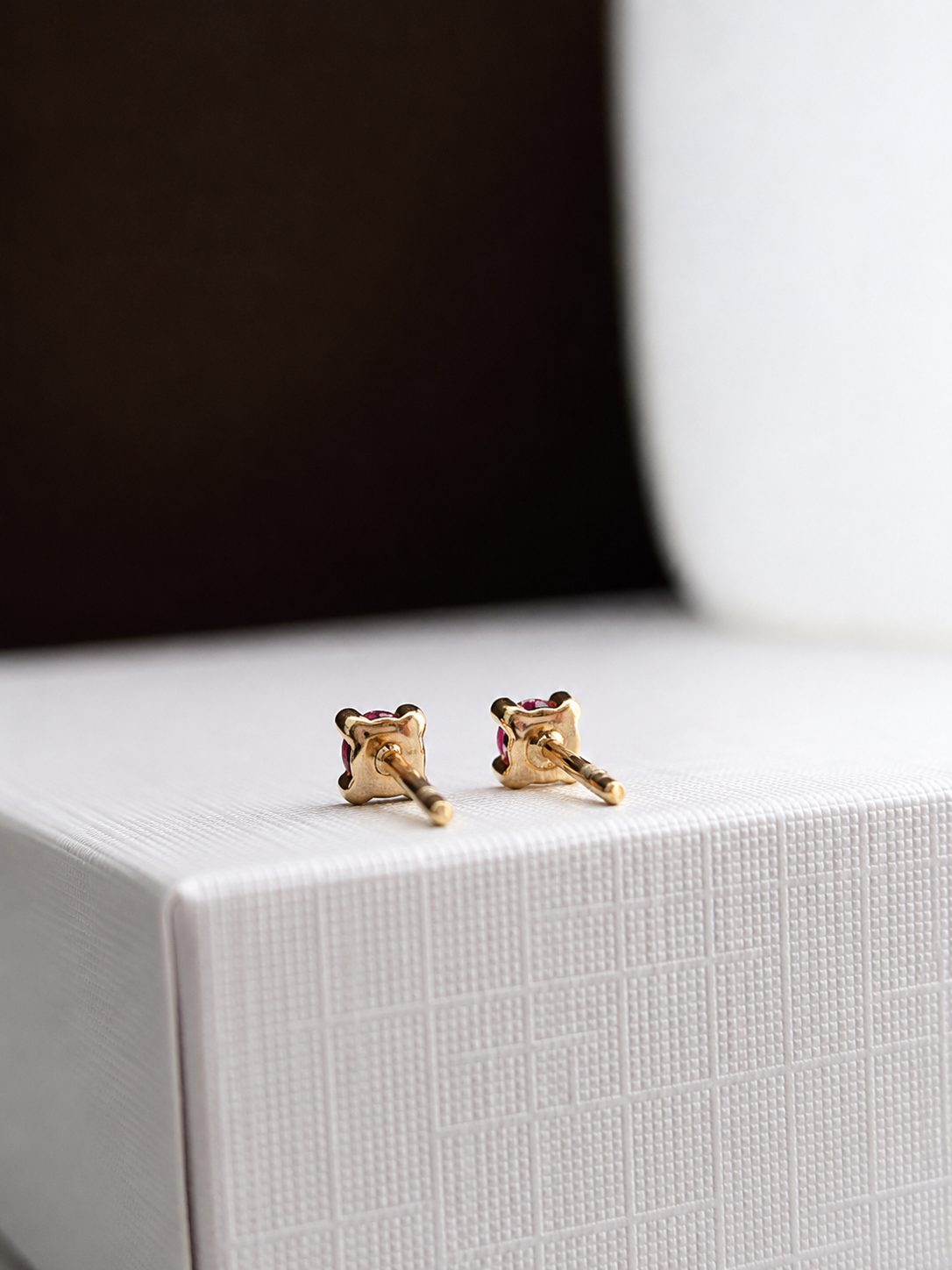 Arete mini Rubí en oro 10k