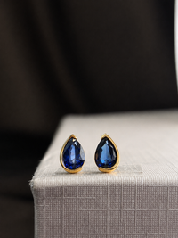 Arete gota de zafiro medio biselada en oro 14k