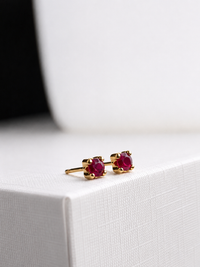 Arete mini Rubí en oro 10k