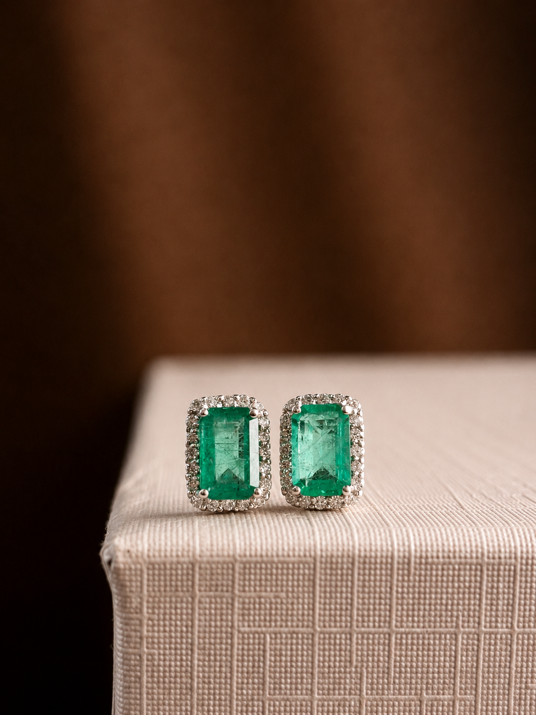 Aretes de esmeralda con halo de diamantes oro 14k blanco