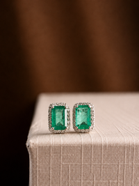 Aretes de esmeralda con halo de diamantes oro 14k blanco