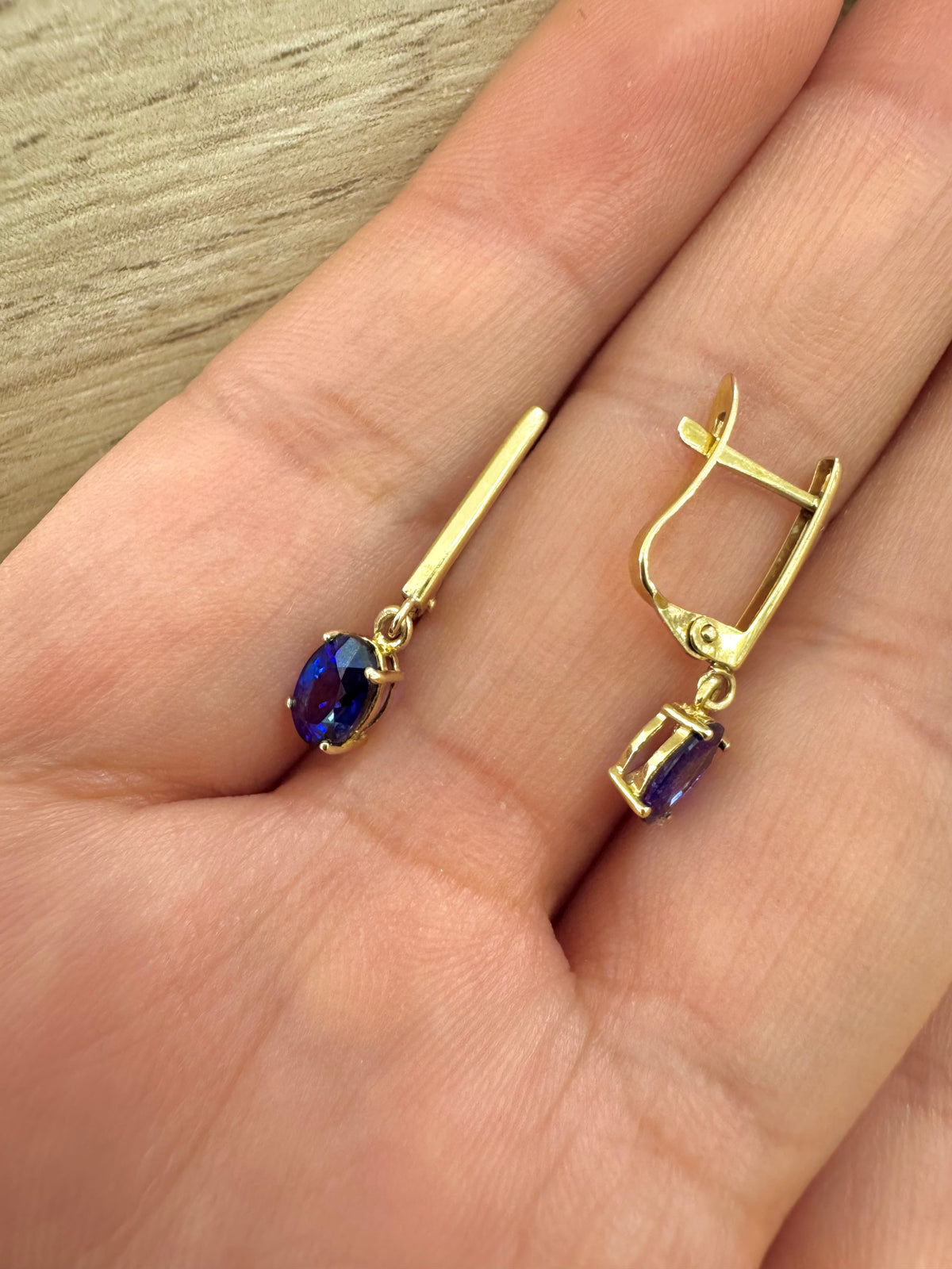 Arete zafiro en oro 14k