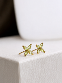 Arete flor de peridoto en oro 14k