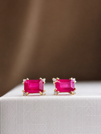 Arete rectangular de rubí con 4 mini diamantes en oro 14k