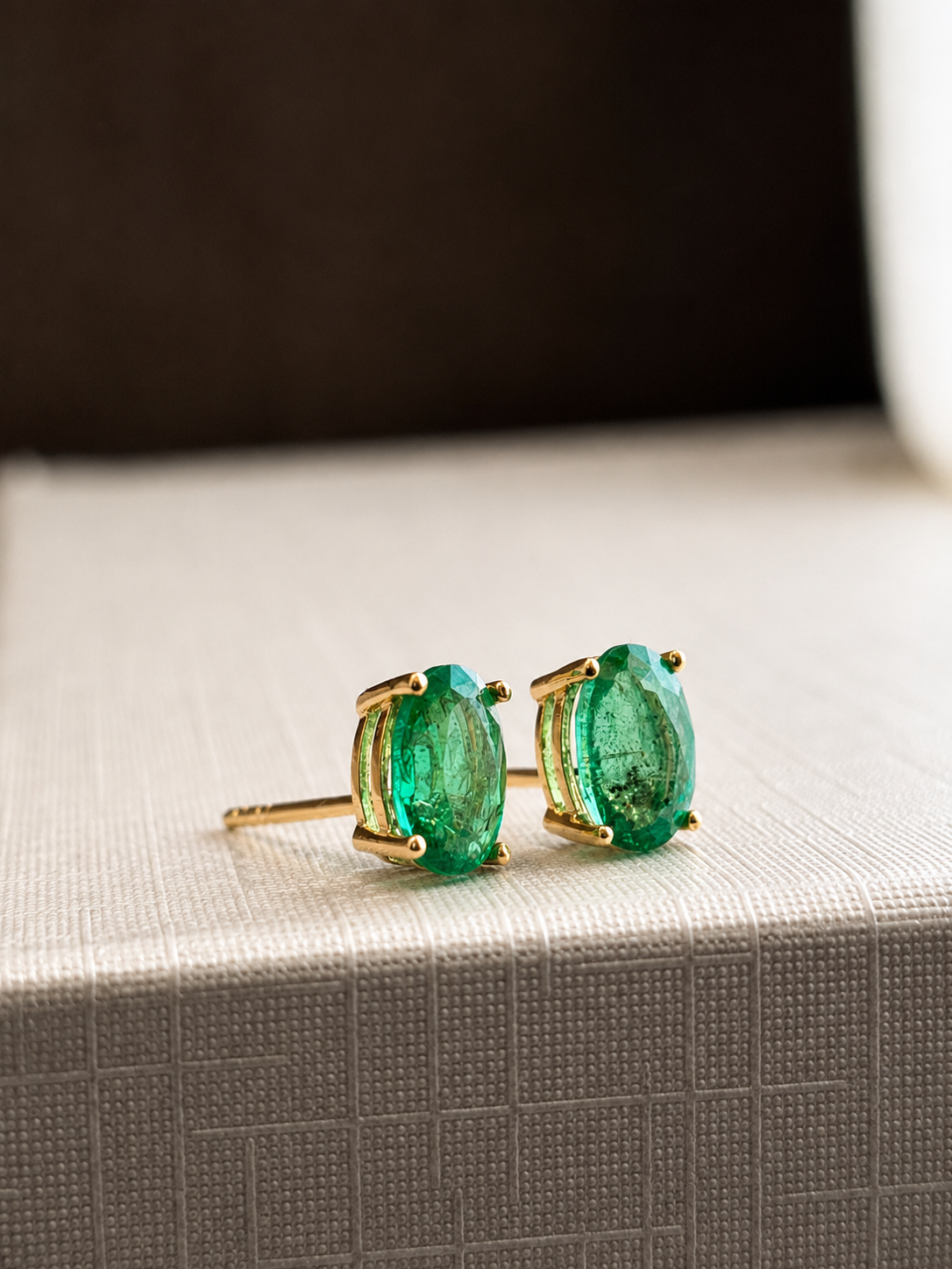 Arete oval de esmeralda en oro 14k