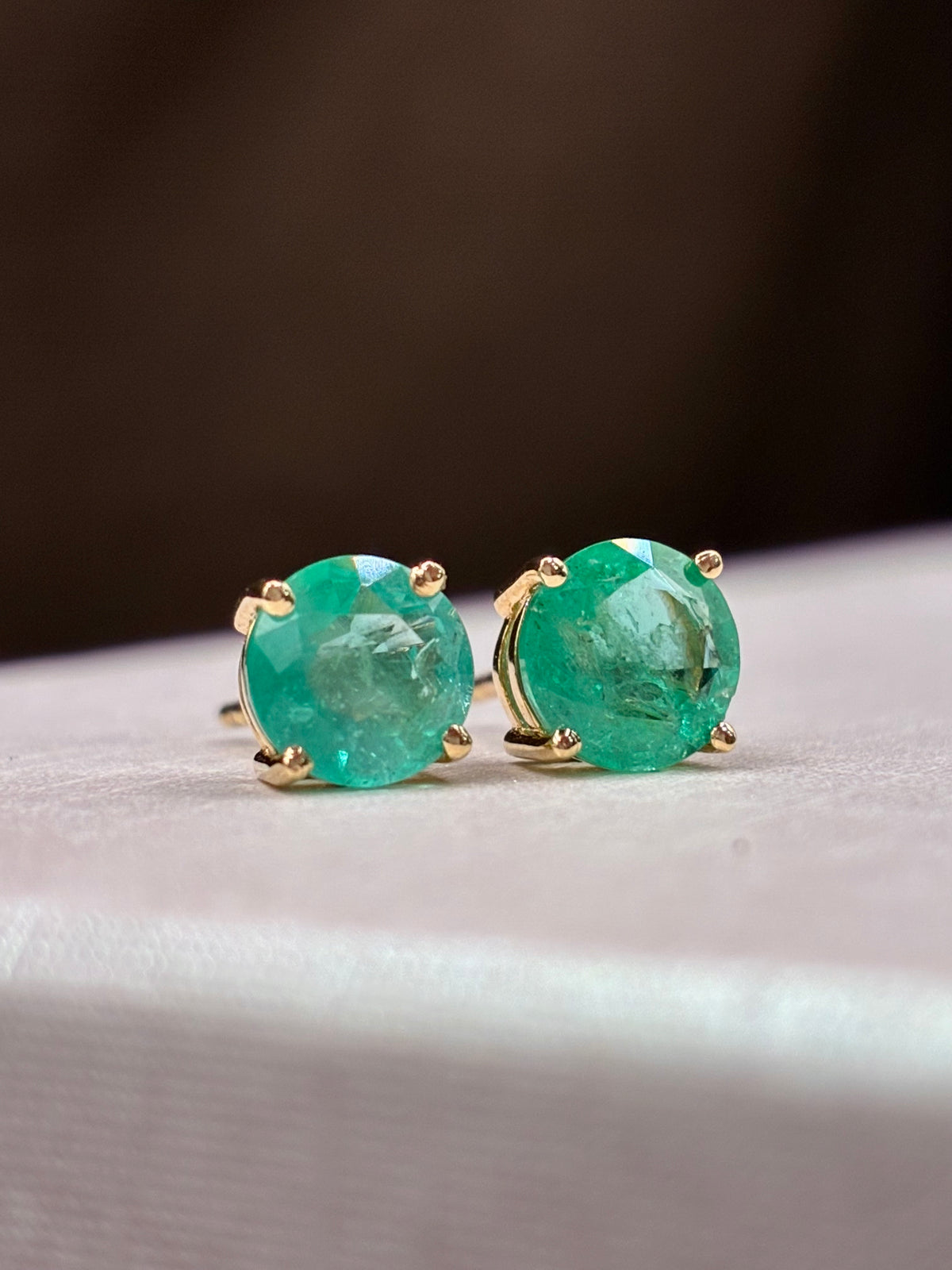 Aretes de esmeralda en oro 14k