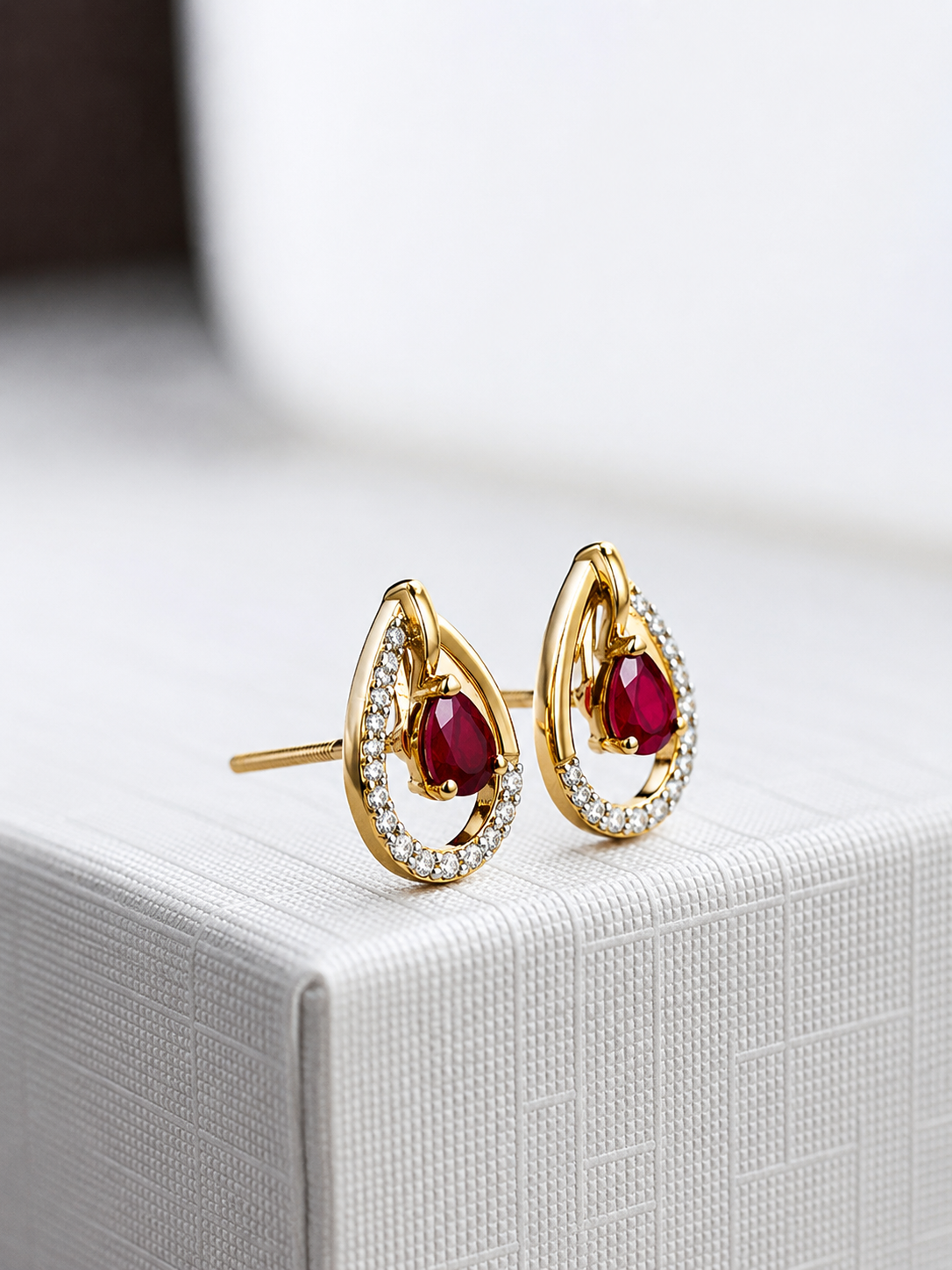 Arete gota de rubí con diamantes naturales en oro 14k