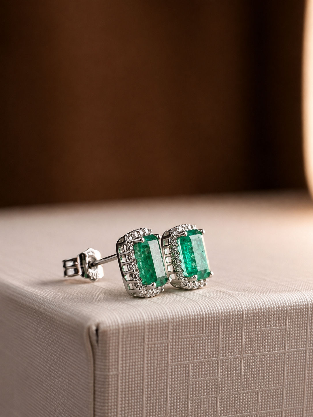 Aretes de esmeralda con halo de diamantes oro 14k blanco
