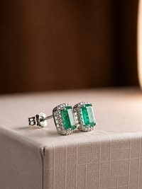 Aretes de esmeralda con halo de diamantes oro 14k blanco