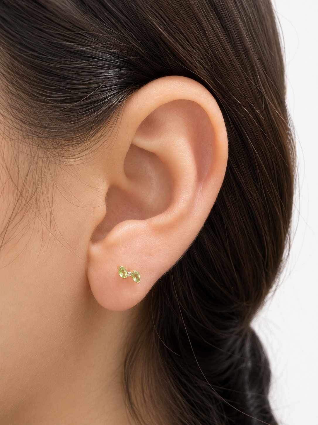 Arete moño de peridoto con un mini diamante en oro 14k