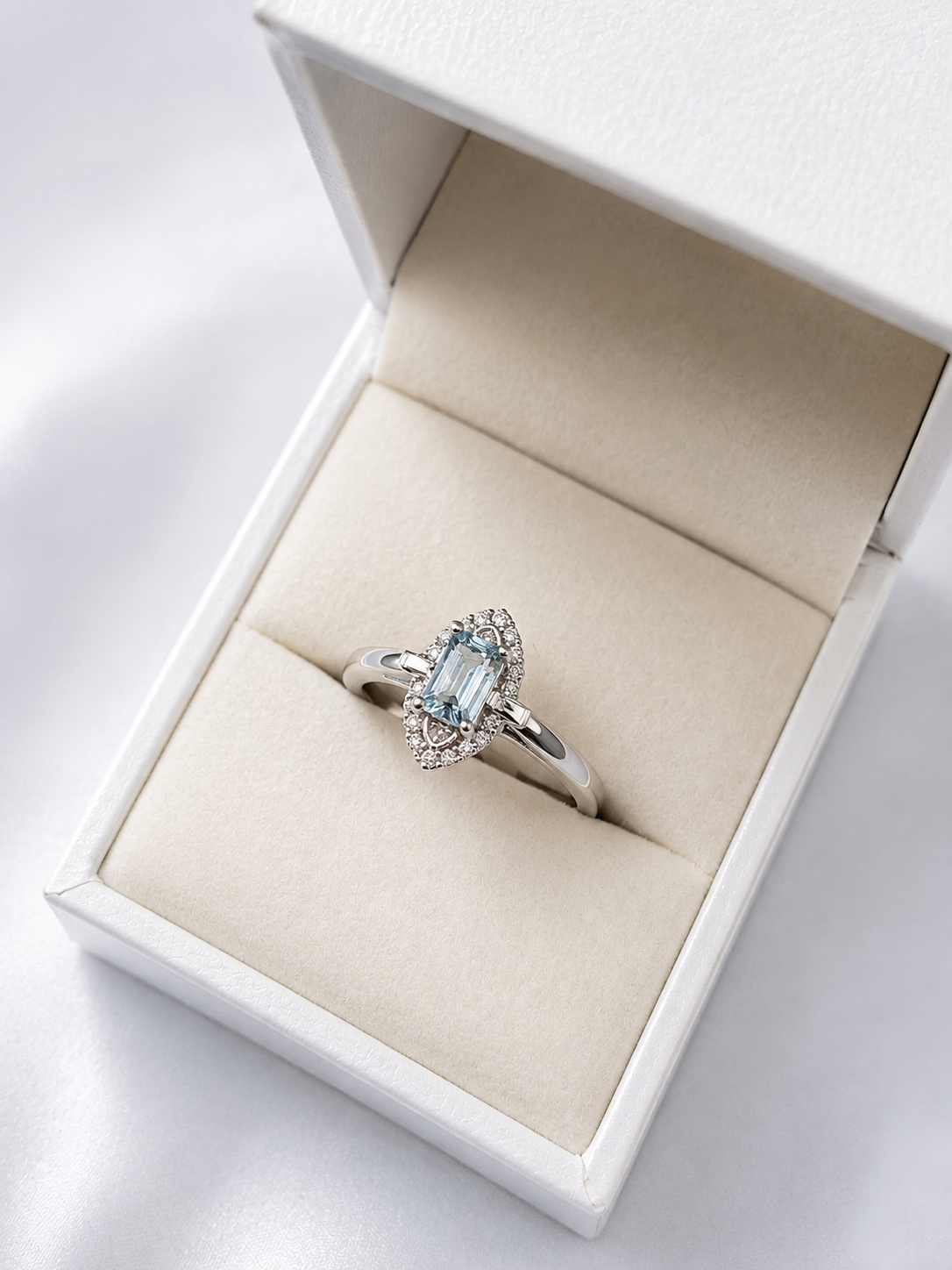 Anillo aguamarina con halo de diamantes en oro blanco 14k