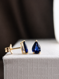 Arete de gota zafiro en oro 14k
